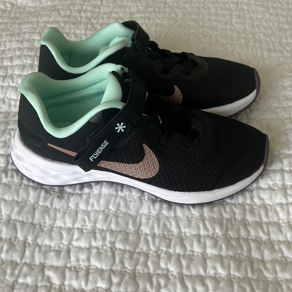 * Brand New* Nike Girls Flyease size 1